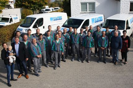 Das Team von Fliesenleger-Meister Frank Sachs vor dem Firmengebäude in Offenburg